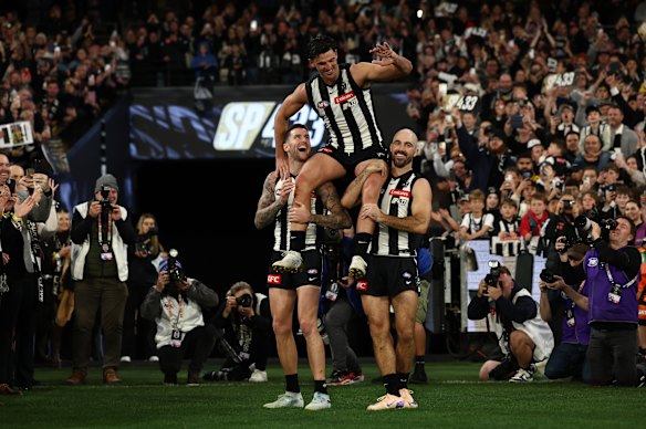 Howe (left) and Steele Sidebottom chair Scott Pendlebury off the MCG for his record-breaking game.