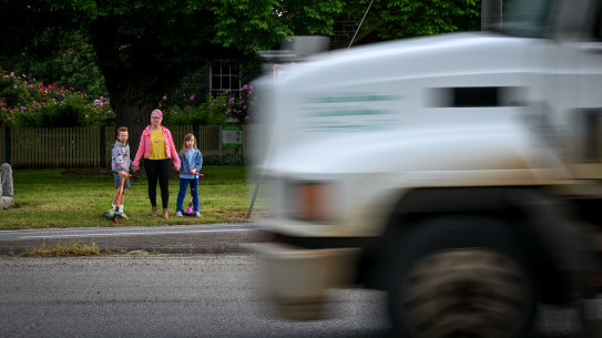 Lisa Saddington trying to cross busy Bulla Road with her children Darcy and Abbey.