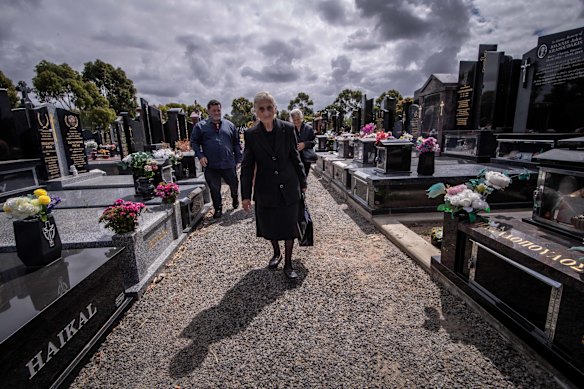 Effie leaves the cemetery after her husband is laid to rest.
