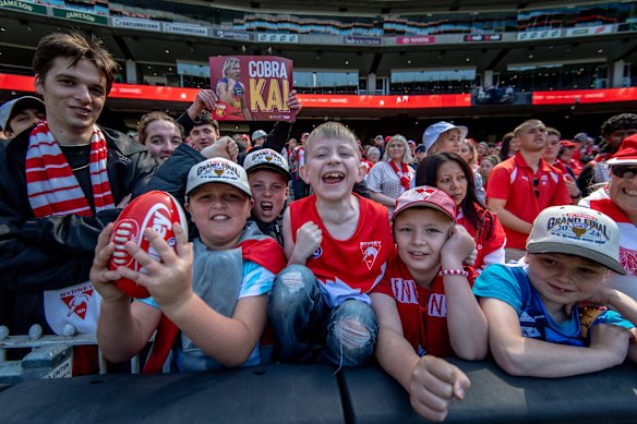 Fans cheer the Sydney Swans as they complete their captain’s run at the MCG.