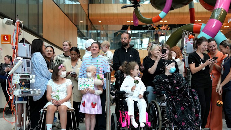 Crowds turn out for Harry and Meghan at children’s hospital. Watch live