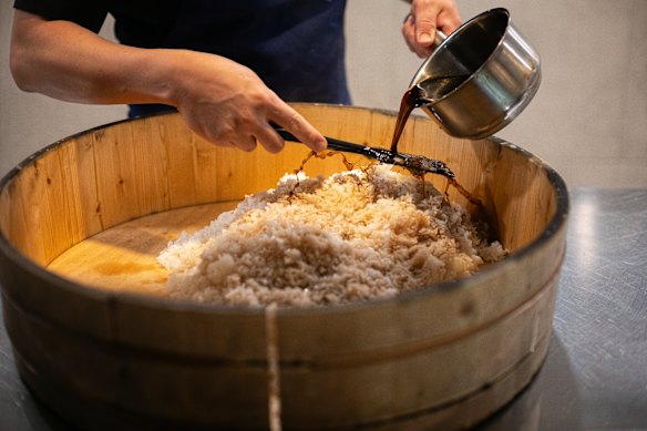 Preparing sushi rice. 