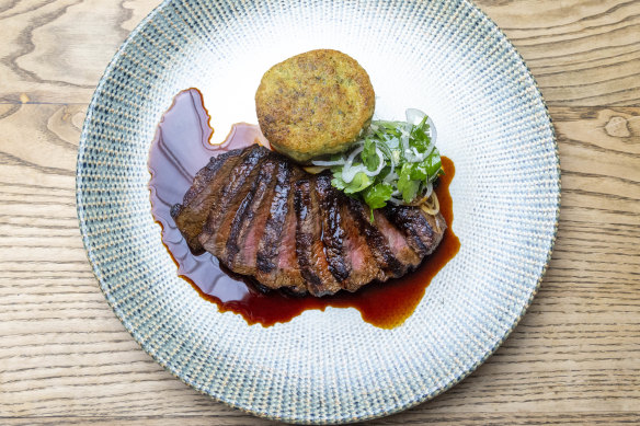 Porterhouse Avec Faux Os à Moelle, Pommes De Terre Sculptées Farcies Aux Champignons Brasil.