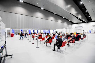 Melburnians wait for COVID-19 vaccinations at a mass delivery site. 