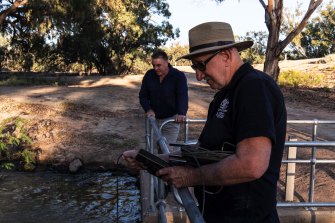 Graeme McCrabb and Richard Unsworth monitoring oxygen and temperature levels in the Menindee Lakes.