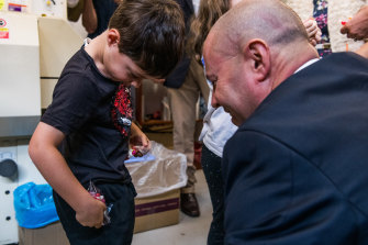 喬什·弗萊登伯格 5 歲的兒子佈萊克在參觀沃利斯棒棒糖時炫耀他的果凍豆。