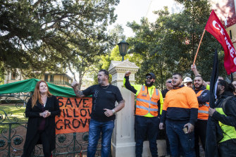 CFMEU NSW secretary Darren Greenfield (centre) says the construction pause shouldn’t extend beyond Friday. 