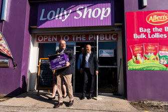 Il primo ministro Scott Morrison visita Wallies Lollies a Box Hill South con il tesoriere Josh Frydenberg. 