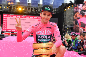 Jai Hindley poses in the pink leader’s jersey after winning the 2022 Giro d’Italia. 