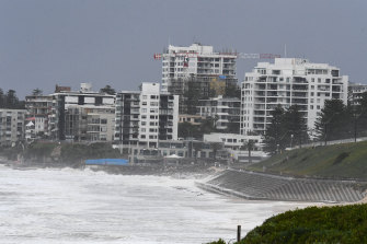 A large swell impacts Cro<em></em>nulla Beach on Tuesday morning.