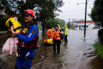 The SES helps to evacuate children from a childcare centre in Manly.