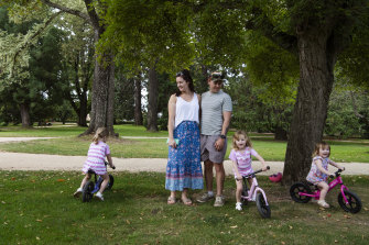 33 歲的前悉尼人 Sandy 和 25 歲的 Jack Beehag 與 3 歲的女兒 Elise 和 Emily 以及 2 歲的 Phoebe 在庫克公園。 他們想留下來建造自己的集裝箱房。  “我們永遠不會回去，”比哈格先生說。