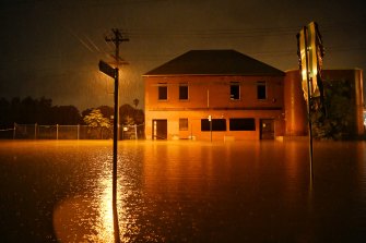 Residents in the Windsor area have been told to prepare to evacuate as the Hawkesbury River rises.