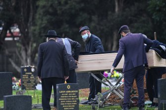 Friends and family of Geoffrey Edelsten at his funeral at the Springvale cemetery.