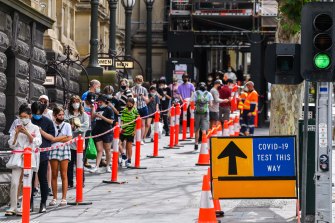 Happy new queue: Melburnians spend New Year’s Day in Collins Street waiting for a COVID-19 test at the Town Hall. 