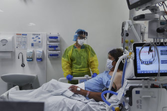 A patient being treated for COVID-19 during the Omicron variant wave.