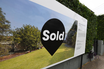 曾經由投資者擁有的房產正在出售給自住業主，從而減少了可供出租的數量。