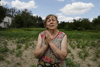 65 yaşındaki Nadiya Tereşçenko, Yahidne'deki evinin bahçesinde.  Kiev'in kuzey doğusunda, tüm köyün Rus askerleri tarafından bir okul bodrumuna kilitlendiği yer.