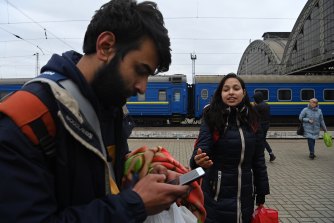 Studenții indieni la medicină Sagar Arora (stânga) și Kajal Ronyar la gara din Lviv.