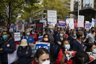 About 5000 nurses and midwives demonstrated at Macquarie Street on Thursday morning.