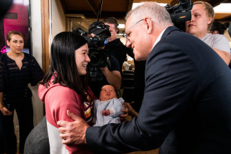 總理斯科特·莫里森在墨爾本辛達爾浸信會教堂迎接羅麗莎和她一個月大的嬰兒木希。