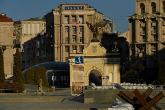 Maidan Nezalezhnosti'de devriye gezen bir bölge savunma askeri, aynı zamanda Maidan veya Kiev'in merkez meydanı olan Bağımsızlık Meydanı olarak da anılır.