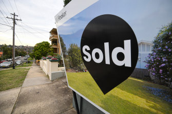 Plus d'un tiers des maisons prévues pour les enchères à Sydney le mois dernier ont été vendues avant le jour des enchères. 