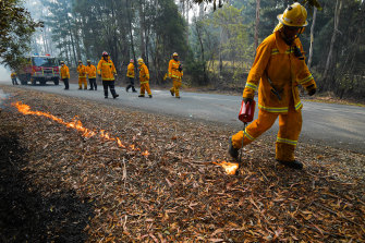 Fire crews carrying out controlled burning near Corryong on January 7 ahead of the expected return of fires.