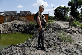 Barvinkove belediye başkanı Oleksandr Balo, yakındaki binaları tahrip eden ve hasar veren bir Rus füzesinden çıkan bir kraterin yanında. 