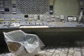 Ukrayna'da kapatılan Çernobil nükleer santralinin boş kontrol odası, radyoaktif yasak bölgesinde şiddetli bir savaşın ardından şu anda Rus kuvvetlerinin kontrolü altında.