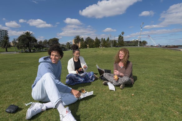 Lukanda Teziggwa, Lakeri Teziggwa and their mum Sine O’Dowd having a quick lunch at St Kilda.