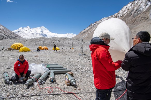 Bilimsel araştırma görevlileri, Çin-Nepal sınırındaki dünyanın en yüksek zirvesi olan Everest Dağı'ndaki Qomolangma Dağı ana kampında bir hava balonunu şişiriyor.  