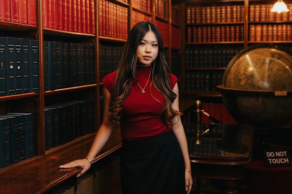  Isabella Huang’s poems dealt with the refugee experience.