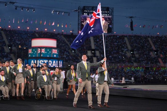 Flag bearers Eddie Ockenden and Rachael Grinham lead Team Australia at the opening ceremony.