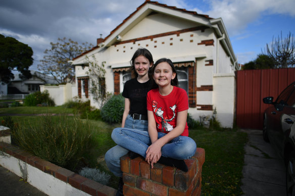 Edith Dillon and her sister Olive Dillon, who live in the locked-down suburb of West Footscray, are happy with the plan to keep schools open after the holidays. 