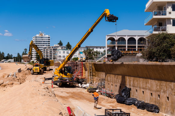 The break wall along Collaroy
Beach was built in 2021 in
response to severe storm erosion.