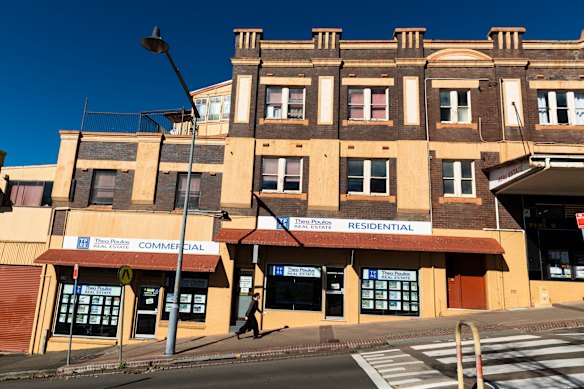 Many of the store fronts and heritage buildings in Katoomba are falling into disrepair. 