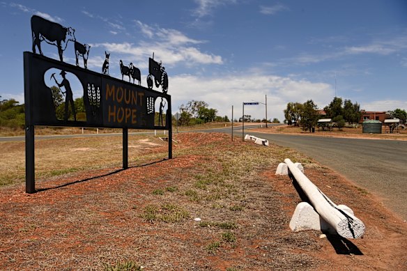 Possíveis avistamentos levaram a polícia a realizar buscas em grande escala sob calor extremo perto de Mount Hope.
