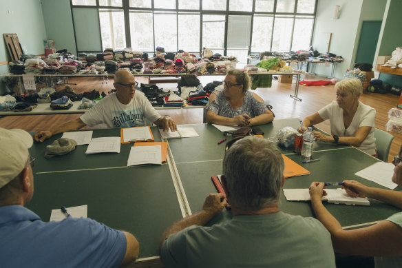 Peter Dunn chairs a meeting of Lake Conjola residents.