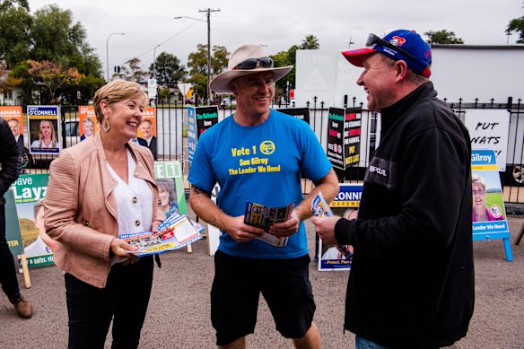 Stuart Bonds (centre), now a One Nation candidate at the upcoming NSW election, campaigning with Sue Gilroy for the Shooters, Fishers and Farmers Party in Singleton in 2021, after he fell out with One Nation over its support for the Morrison government’s controversial IR reforms. 