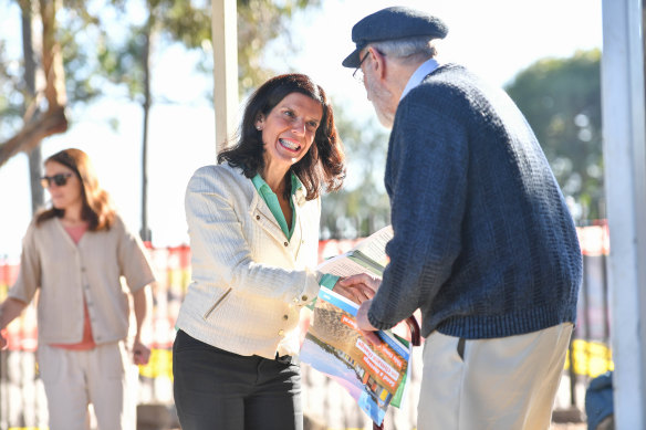 Independent candidate Julia Banks campaigning in Mount Martha in 2019.