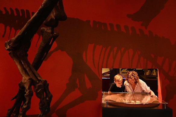 Therese Coogan con su nieto Teddy en el Museo Australiano. 