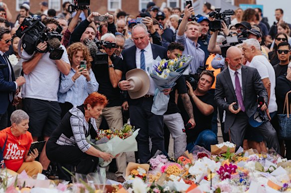 Pauline Hanson e Barnaby Joyce, do One Nation, chegam ao Bondi Pavilion para prestar suas homenagens.