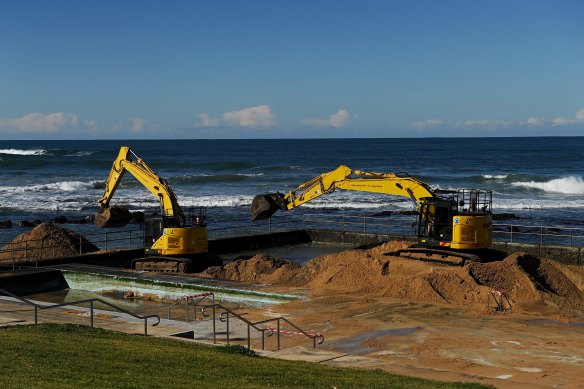 Excavators remove 1800 cubic metres of sand from Towradgi Rock Pool.