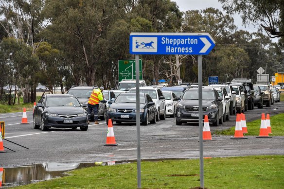 Cars line up at a drive-through testing site in Shepparton. 