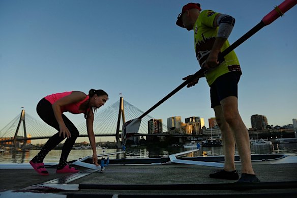 Os remadores do Glebe Rowing Club se preparam para entrar na água em Blackwattle Bay antes do calor do dia.