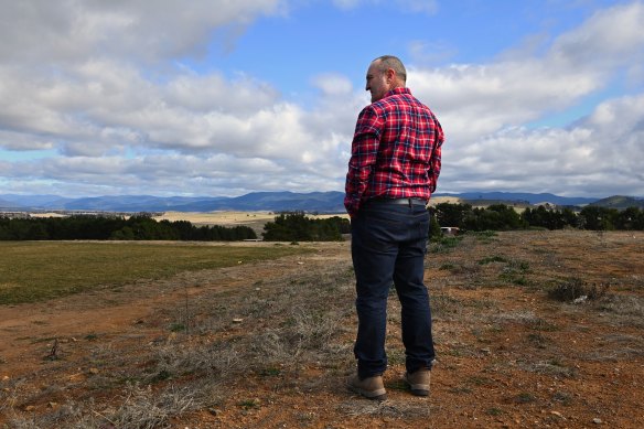 Adam Gresham, 51, morador de Wallaroo com vista para a área prevista para uma fazenda solar.