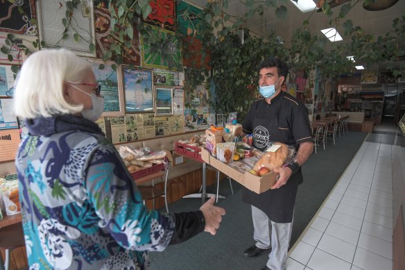 Azem Elmaz donates free meals and Judi Hanlon delivers the food to families in need during Shepparton’s recent COVID outbreak.