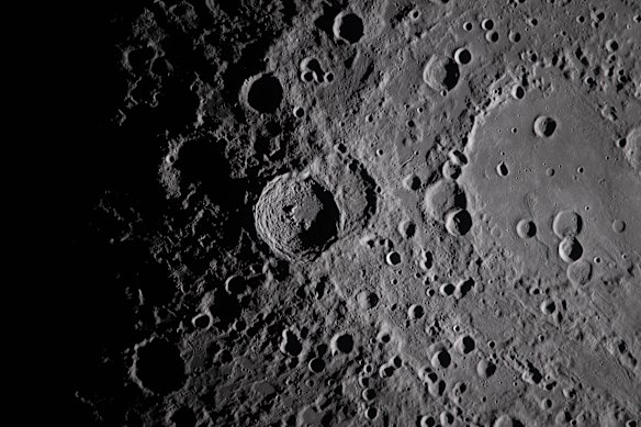 Un'immagine del cratere Vavilov sulla luna catturata dall'Artemis II. 