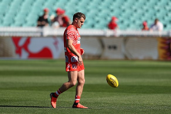 Tom Papley warms up for the Swans